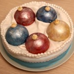 Торт с елочными шарами